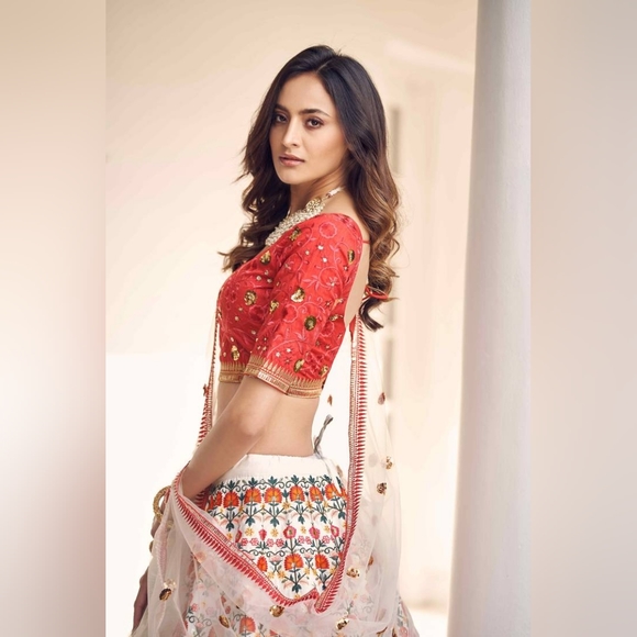 MW WHITE & RED THREAD WITH SEQUINS EMBROIDERED ART SILK SEMI STITCHED PARTY WEAR - Picture 2 of 2